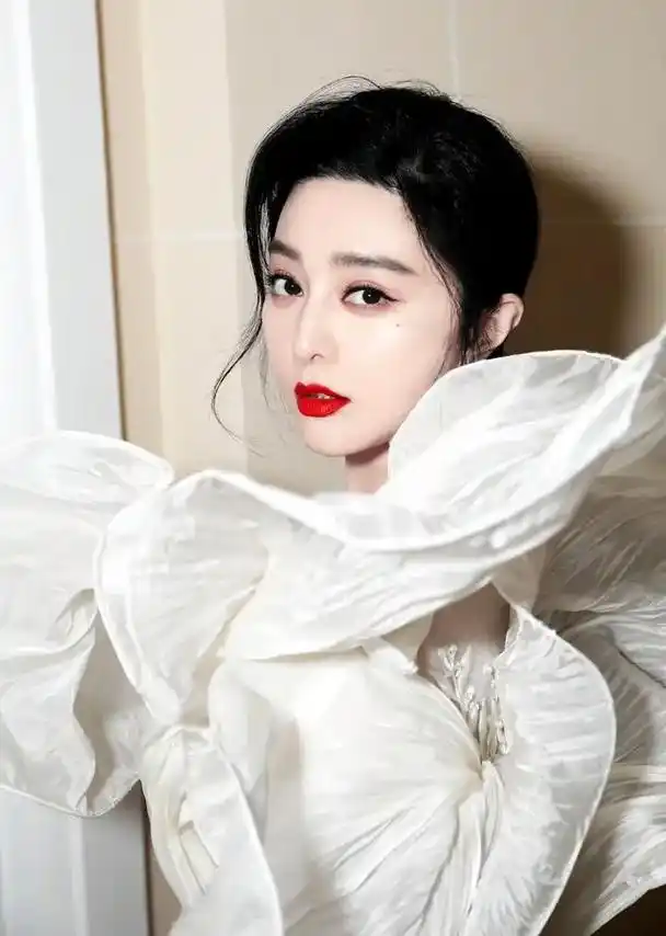 范冰冰戛纳红毯第九天:花朵白裙再封神,飘逸出尘,宛若仙女下凡 - 抖音