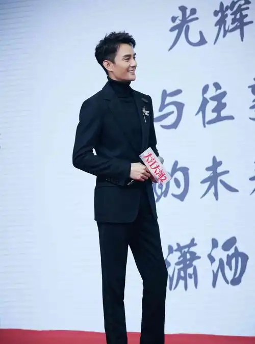 王凯登央视舞台182身高穿双排扣西装一身正气男神魅力挡不住