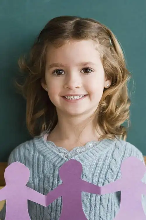 西方人,儿童,一个人,笑,微笑,露齿笑,竖图,室内,白天,正面,毛衣,纯洁