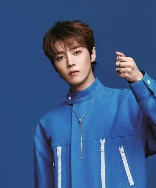 鹿晗深夜喝醉被搀扶随后关晓彤被朋友扶出来两个人关系真好啊