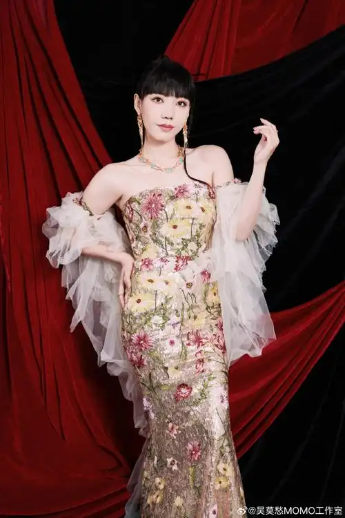 吴莫愁超话璀璨光芒,缀满花间.有位佳人,尽显华美风采.