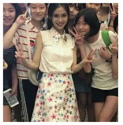 路人镜头的明星景甜杨颖张天爱迪丽热巴古力娜扎赵丽颖谁最真实