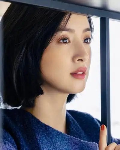 娃娃脸林依晨美照公开,剪短发后气质变成熟,但仍旧看不出38岁