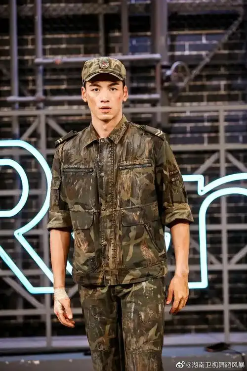 这个"军艺校草"火了!八块腹肌低音炮,又仙又美比小鲜肉强!