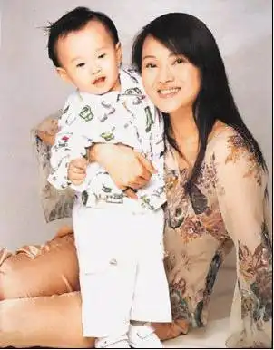 2007年9月,伊能静和黄维德牵手照片被曝光后传出婚变,向来疼爱她的