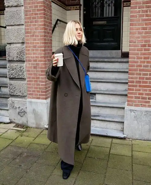 普通人过冬除了羽绒服还能靠大衣,欧美街拍教你大衣叠穿,真高级