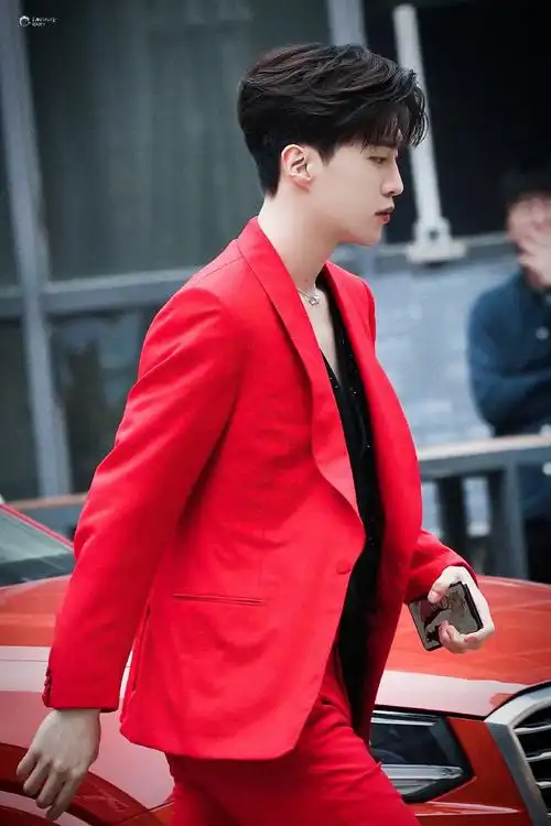 范丞丞cl香水活动红色v领西服生图和视频颜值杀疯了