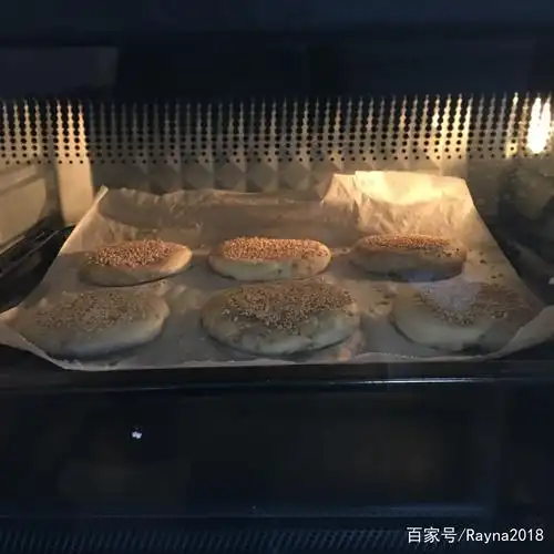 咸香焦酥的椒盐烧饼用烤箱也能做,少油更健康