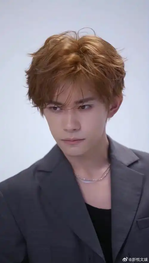 易烊千玺显白发色