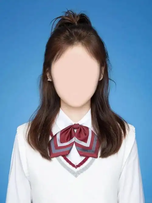 打开醒图,导入一张自己喜欢的证件照模板,点击"贴纸",导入自己的正脸