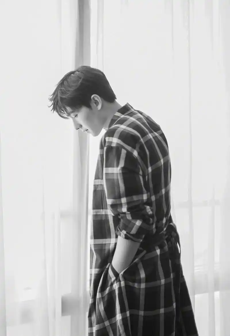 杨洋高冷演绎"侧脸杀"和"背影杀".你们喜欢哪个?