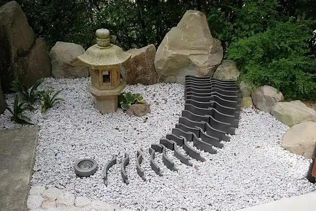 没人要的瓦片,在我眼里都是宝,倒插在院子里,别有一番韵味