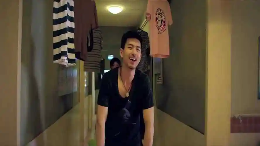 睡在我上铺的兄弟李现在宿舍楼道推车卖外卖生意还挺火