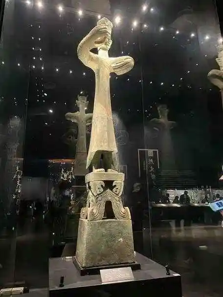 三星堆青铜器出土,专家不激动反而恐惧,当天召开紧急会议!