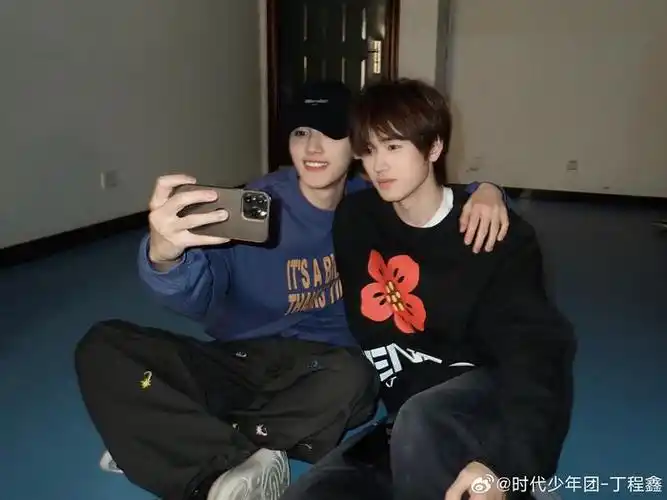 丁程鑫晒照祝宋亚轩生日快乐阿宋亚轩儿