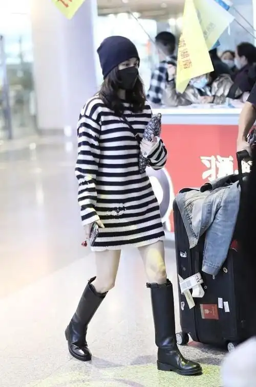 看不出王子文没到1米6穿连体裤秀比例腿太细靴子好似挂不住