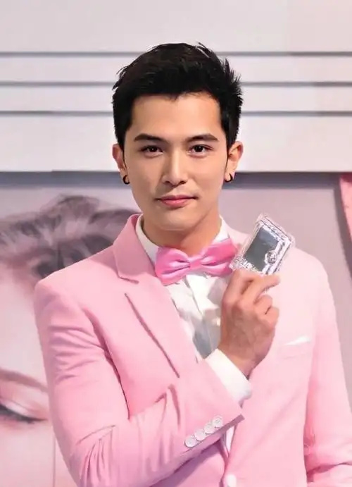 邱泽西装笔挺,气质有加,状态不输小鲜肉