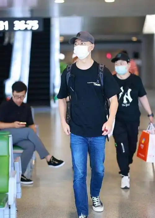 受到母亲的影响,黄轩小时候就很喜欢艺术,初中的时候更是迷上了迈克