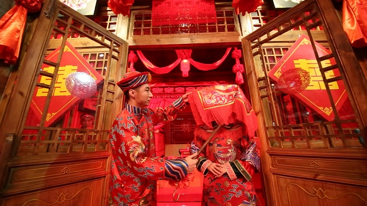 十一前夕 沈阳中街上演满族民俗婚礼展演