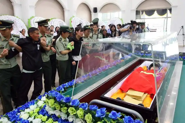 烈士魂归故里亲人们撕心裂腹的10个送别瞬间