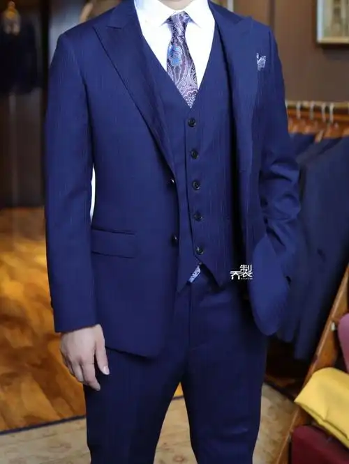 搭配干净利落的白衬衫花纹领带与方巾相得益彰大气干练的同时又不