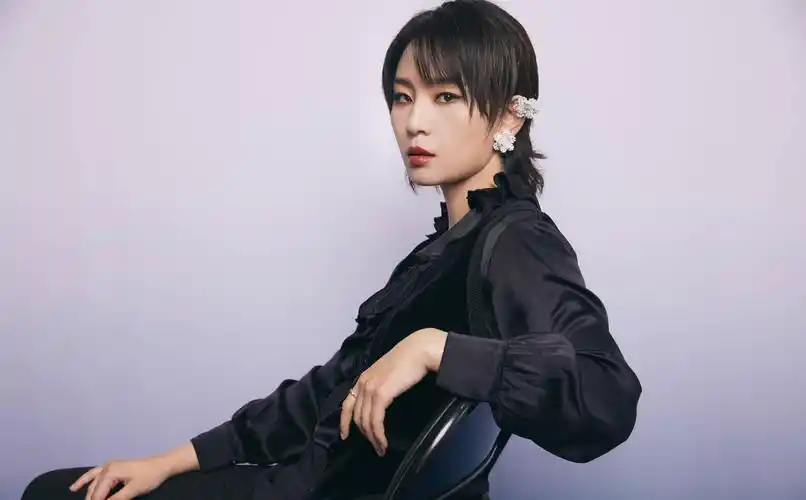 周笔畅纯黑酷飒写真照释出 强势耀眼气场全开