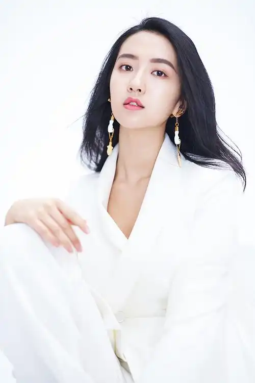 不凉校花许龄月曝光最新写真随性优雅气质佳