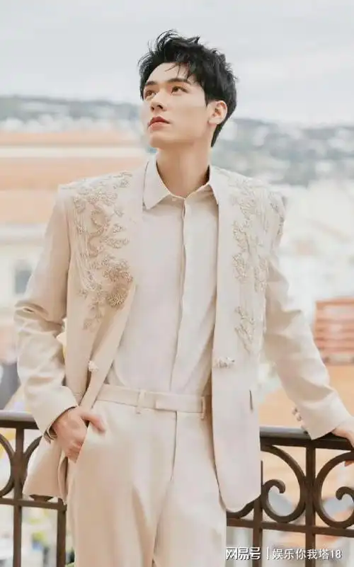 龚俊戛纳电影节中国风西装出镜