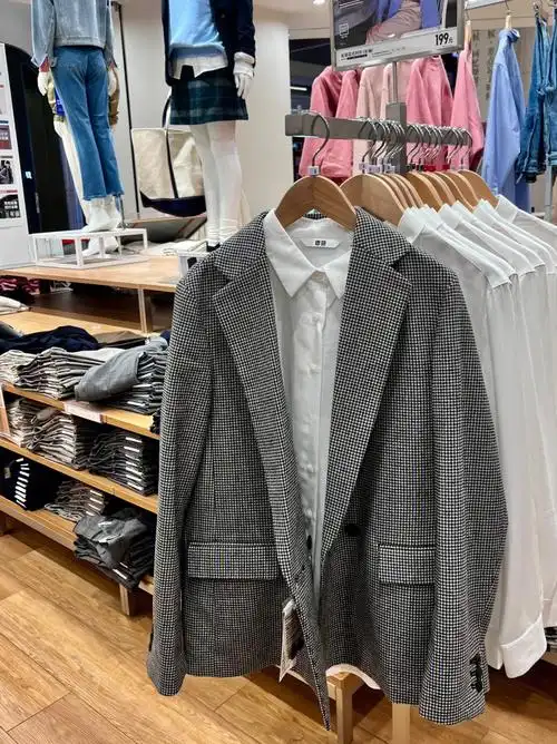 挂在那儿看起来就是老男人西装穿上好像变