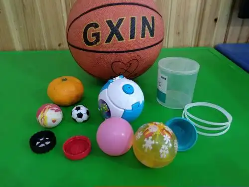 认识圆形后,宝贝们从家里带来的有关圆形的物品.