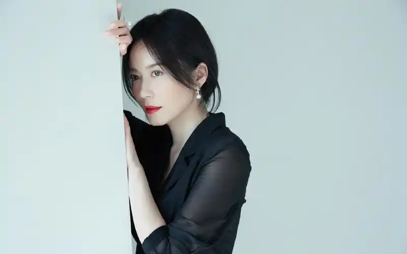 俞飞鸿优雅知性写真图片桌面壁纸