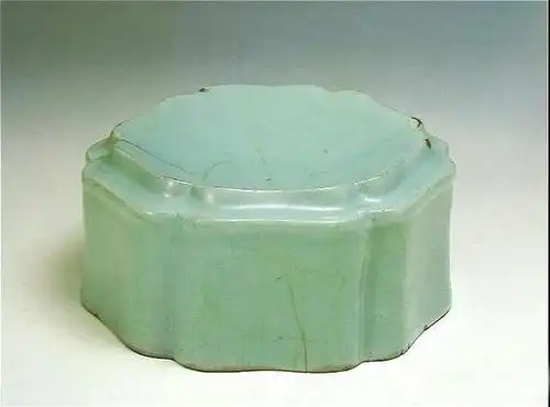 南宋  修内司官窑粉青葵花式洗   高9.3cm  面经16×16.9cm