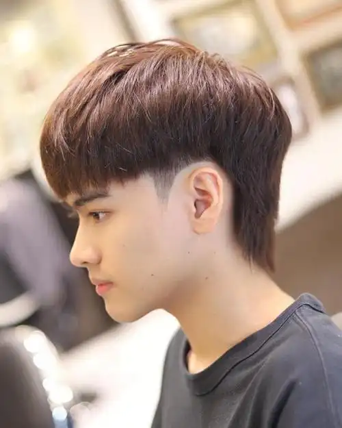 露额短碎发,狼尾短发,两侧铲短头顶烫卷卷是一种非常流行和时尚的发型