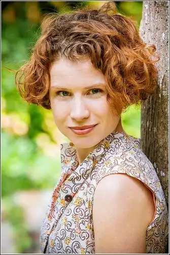 夏洛特·伍德(charlotte wood)被《澳大利亚人报》称为"澳大利亚最具