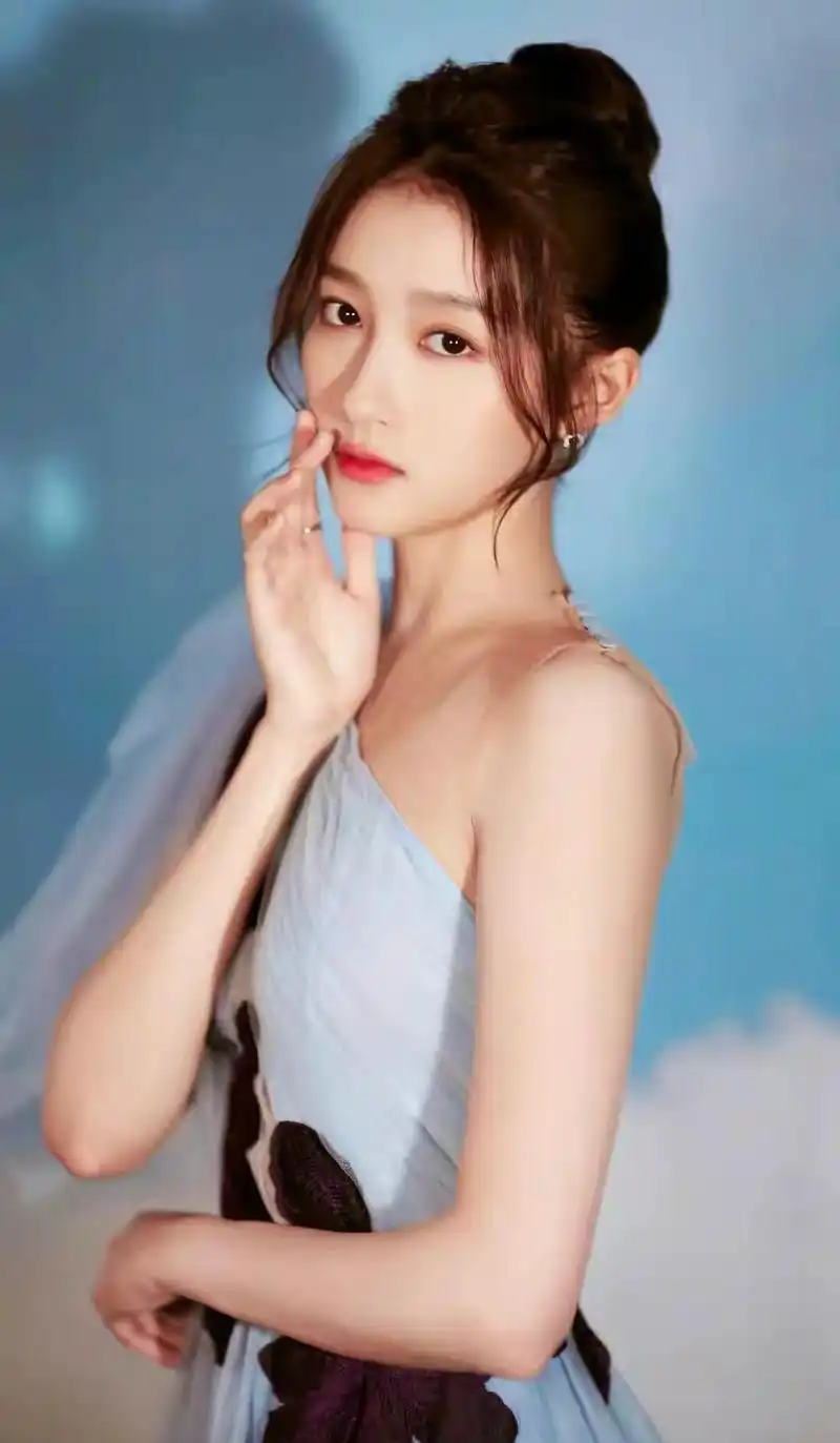 关晓彤,身材特棒,漂亮迷人