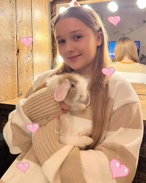 维多利亚贝克汉姆严格控制女儿小七早熟行为不准化妆出门