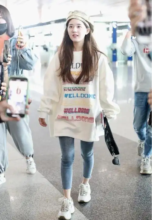 赵露思气质可爱,一身"学生"打扮出门,长卫衣看着挺"占比例"_腾讯新闻