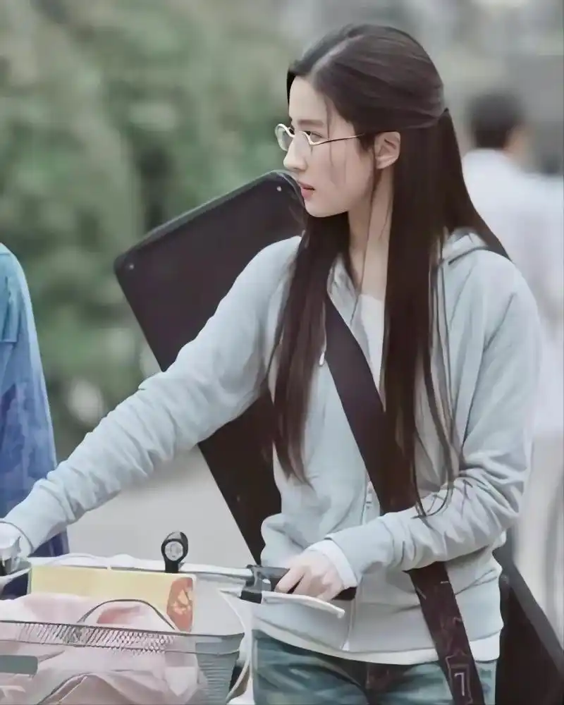 戴眼镜的刘亦菲,化身为清纯唯美的小学妹,另有一番风味