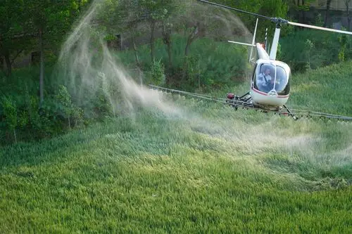 连日来,江淮流域再次启动直升机喷洒生物农药防治小麦赤霉病,随着第
