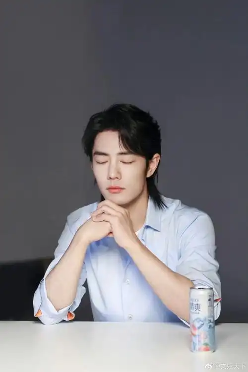 肖战代言花絮照##肖战闭眼托脸