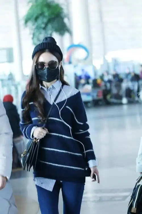 赵丽颖机场太会营造层次毛衣叠穿衬衫心机露一截下摆真潮