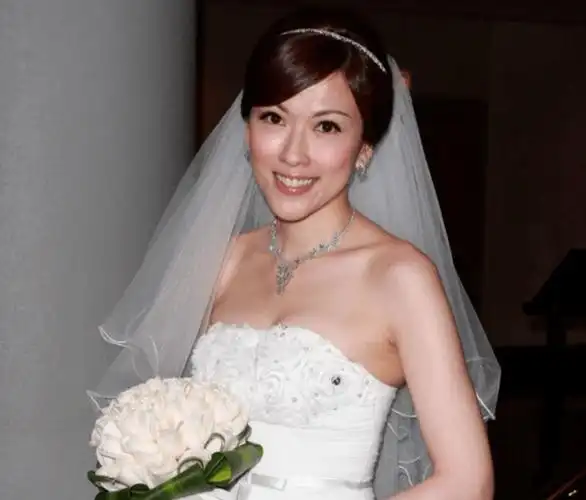 一众昔日花旦聚会古天乐前女友黄纪莹罕露面怀抱小孩引猜测