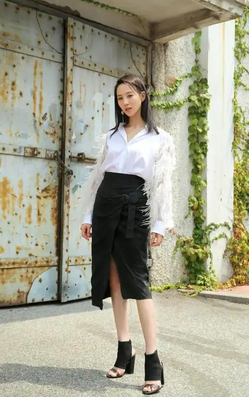 张钧甯原来这么瘦,穿柔软白t身材好纤细,配黑色牛仔裤似小男孩