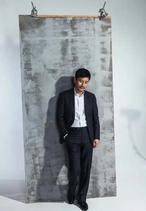 肌肉男:影视怪咖田小洁彰显老干部风格写真-小虾米