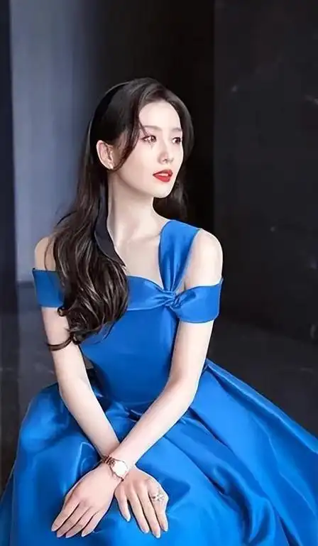 微博之夜残酷名利场:张艺谋拒绝上台,大合影站位等级分明