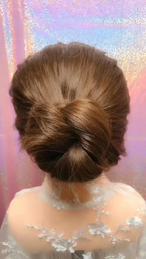 随手可以扎的一款低马尾盘发.