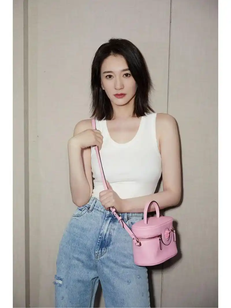 李小冉大长腿又白又嫩