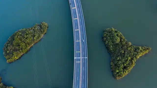 2020年9月7日,江西九江,航拍庐山西海景区水上公路.