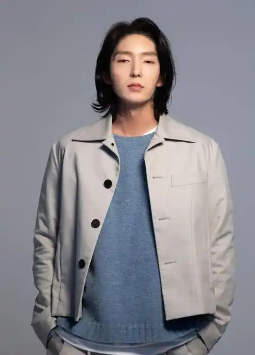 李准基近况曝光,漂亮长发新造型引发热议!