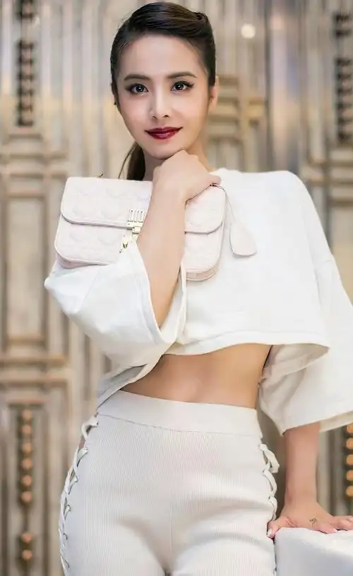 蔡依林粉嫩佳人明艳写真,惊艳迷人!_高清图集_新浪网